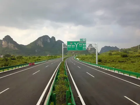 Finished white lane lines on a dual-carriageway expressway through mountains